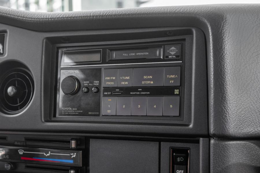 Детали интерьера Toyota Land Cruiser (FJ62) 1988 года  (фото 105 из 164)